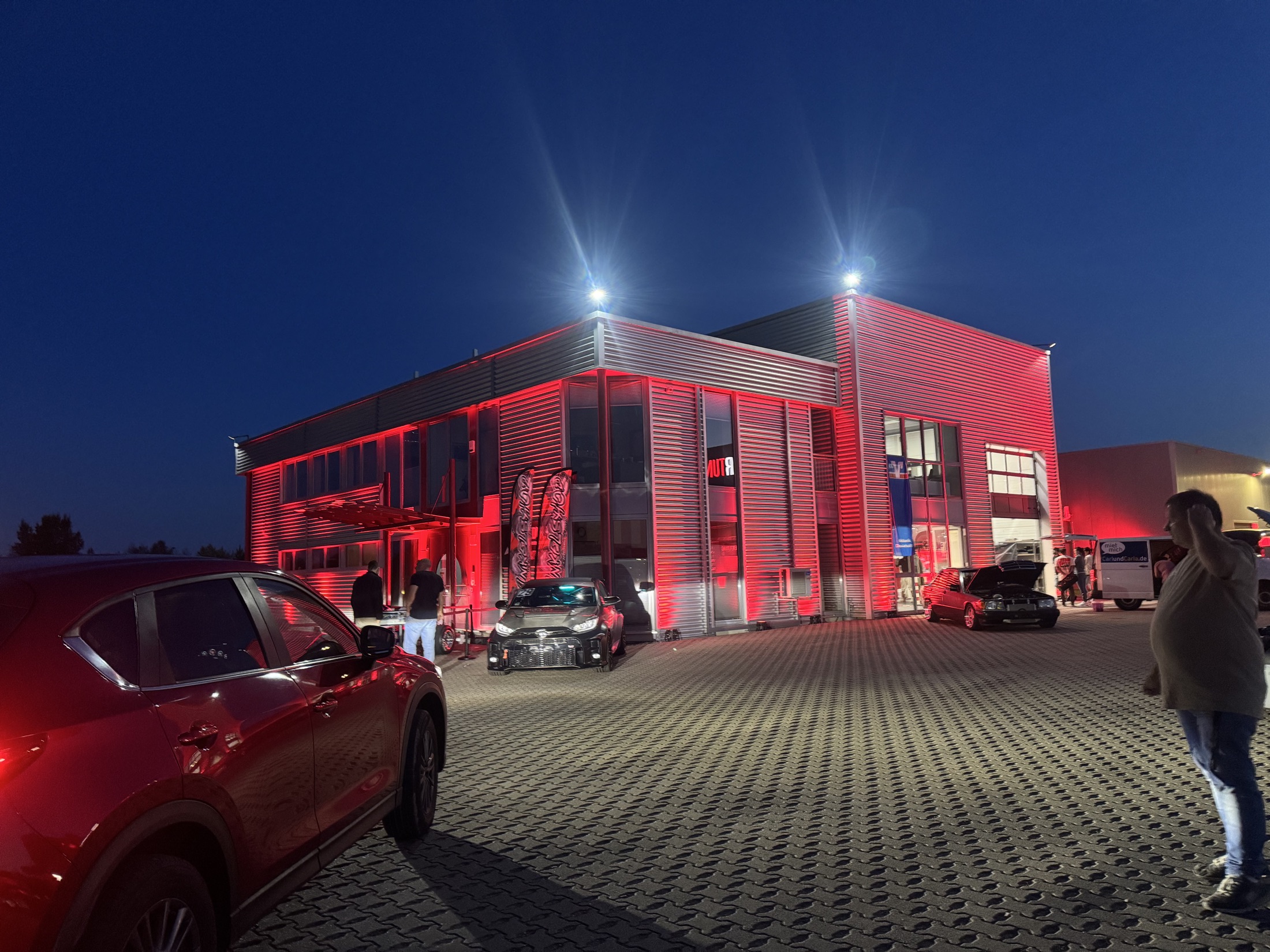 Technischer Aufbau in einer großen Halle