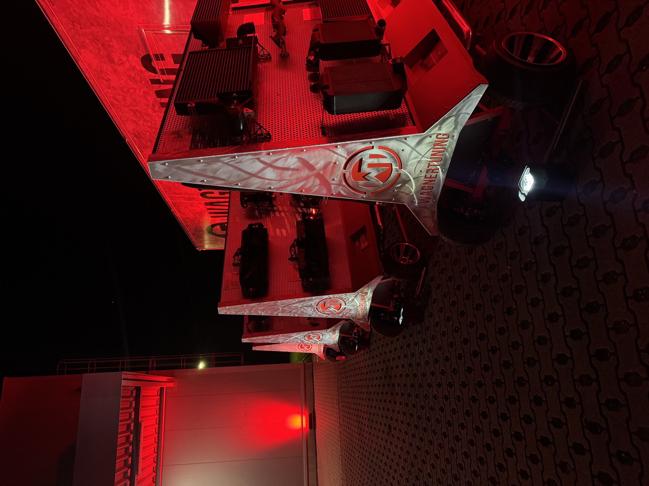 Rot beleuchtetes Gebäude bei Nacht