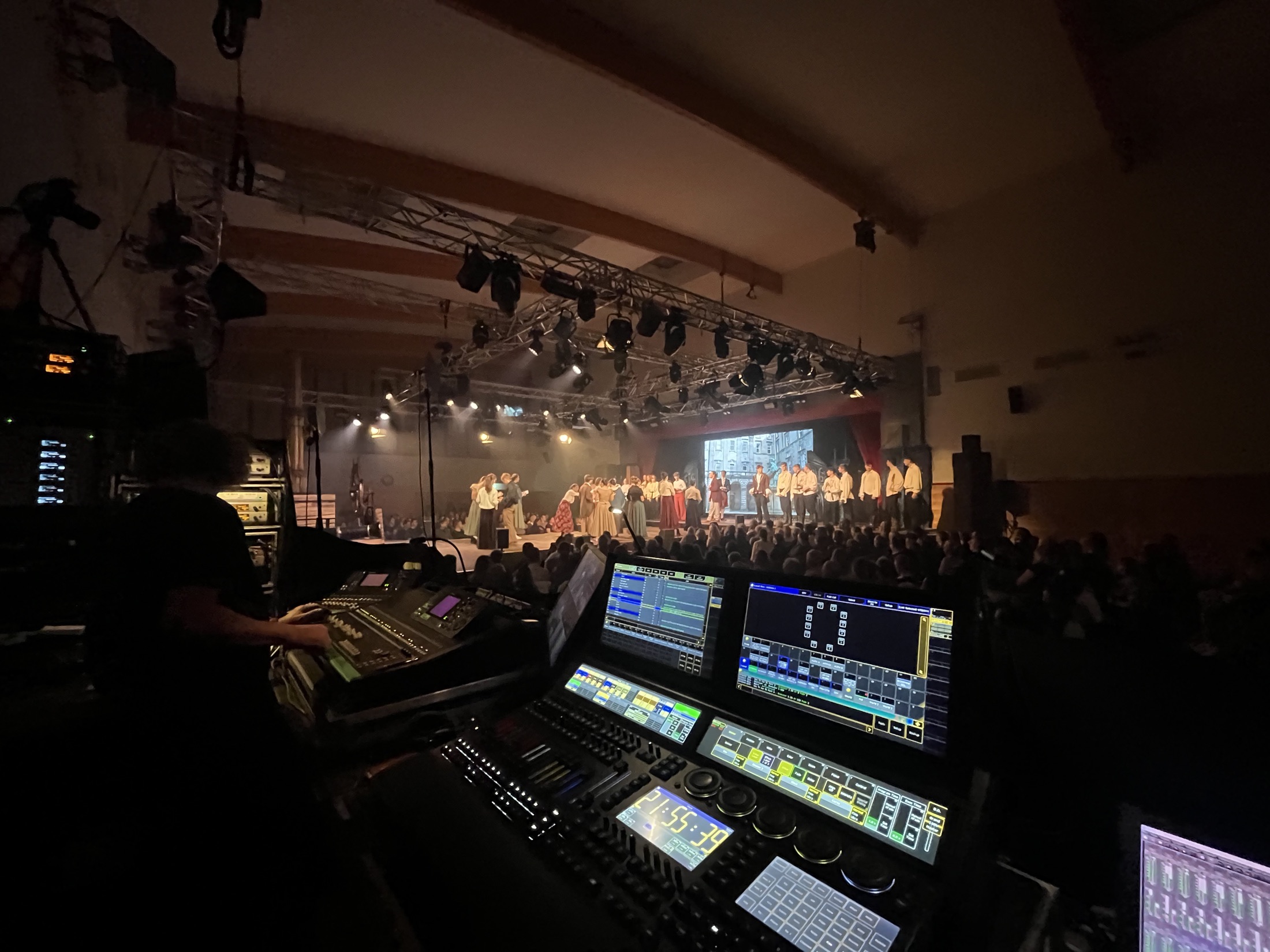 Show auf einer beleuchteten Bühne