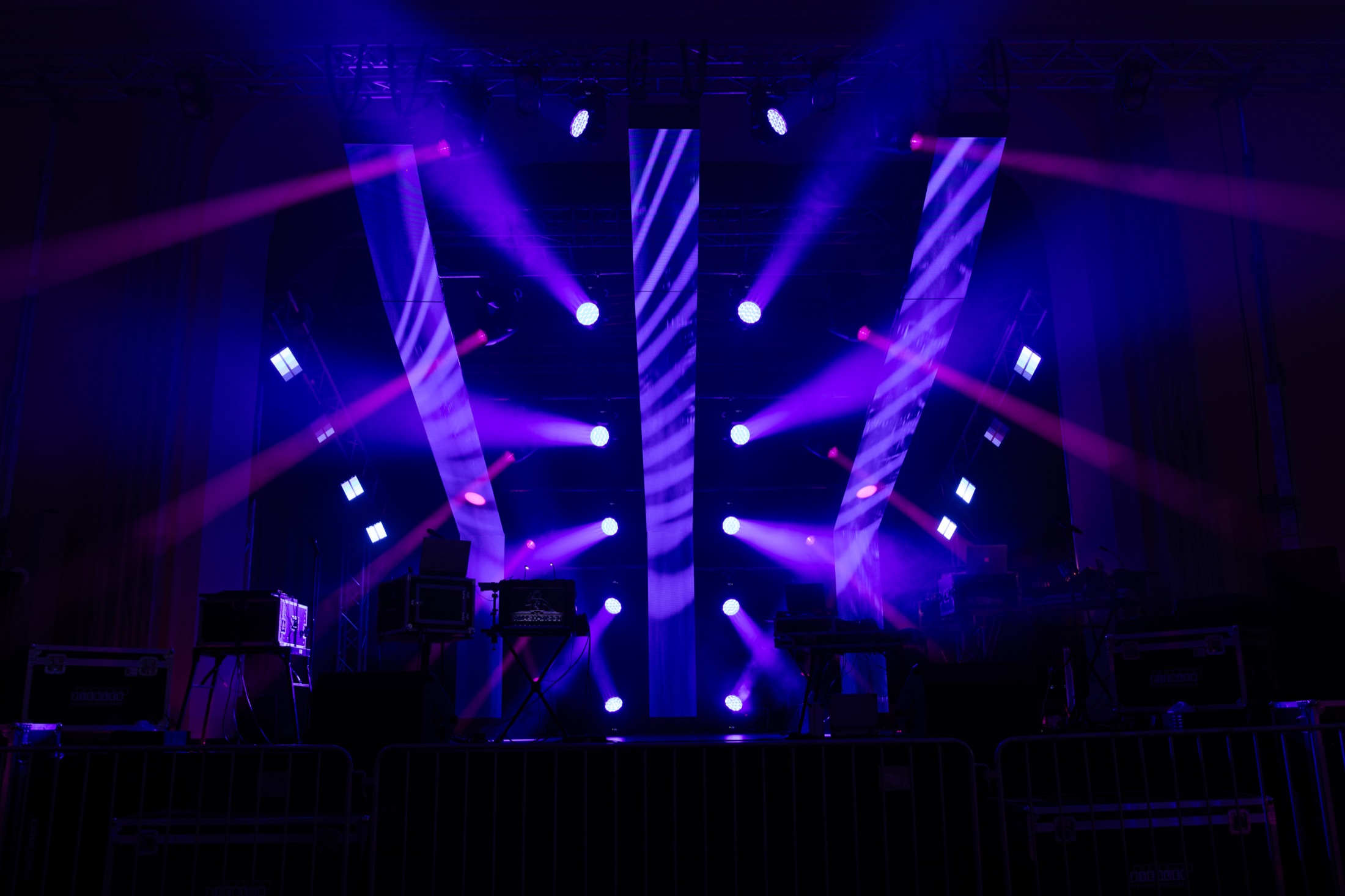 Bühne mit blauer Lichtshow